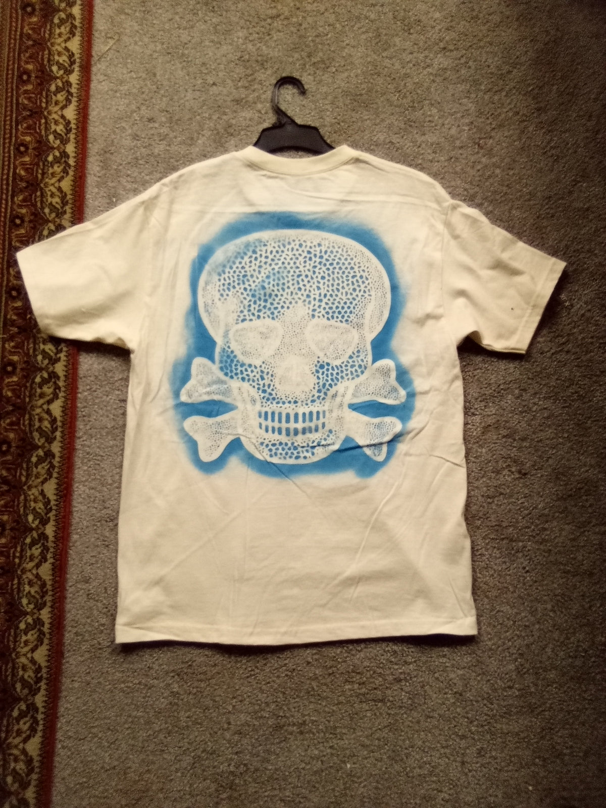 White short sleeve blue Crossbone XL tshirt